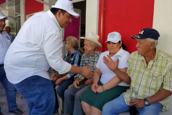 Promete Óscar Camacho llevar obras carreteras a Mocorito