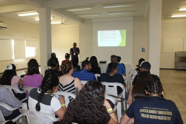 Transmiten capacitación a instructores de escoltas de bandera y bandas de guerra en Mazatlán