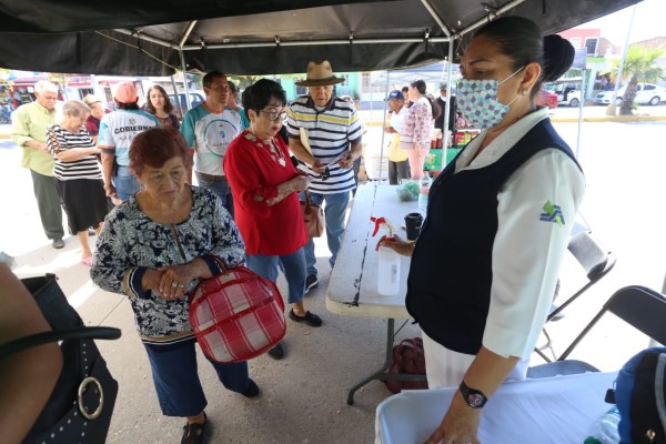 Adultos mayores llegan temprano para recibir su 'doble pensión' en Mazatlán, por temor a no alcanzar