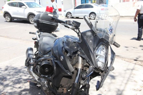 Choca un motopatrullero contra un automóvil en la Río Piaxtla, en Mazatlán
