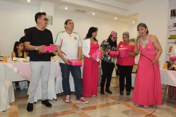 Fundación Cruzada Rosa donan prótesis de mamas
