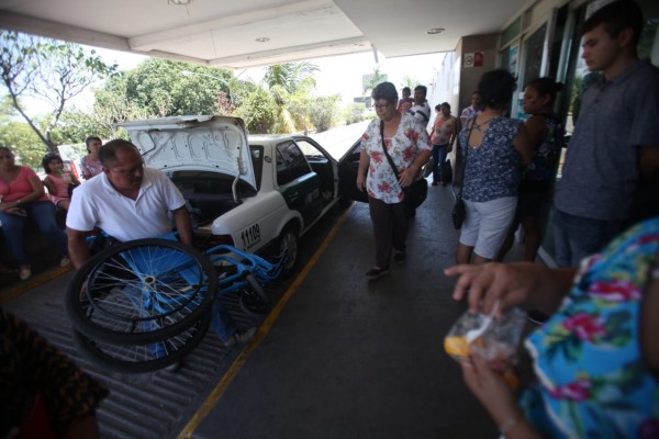 Denuncian que en el IMSS Mazatlán atienden a pacientes en pasillos y banquetas