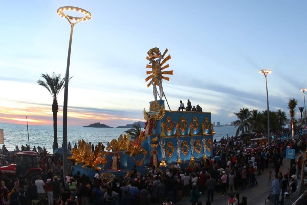 Mazatlecos se despiden del Carnaval, la fiesta del Equinoccio