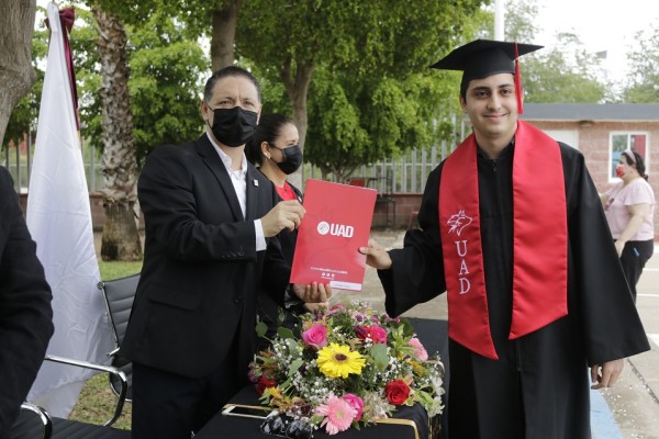 En manos de las autoridades, los egresados recibieron su documentación.