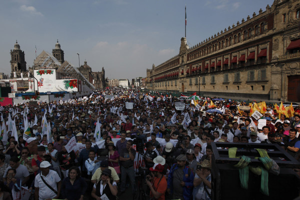 ‘¡Fuera Peña!’, grita el País contra el aumento a las gasolinas