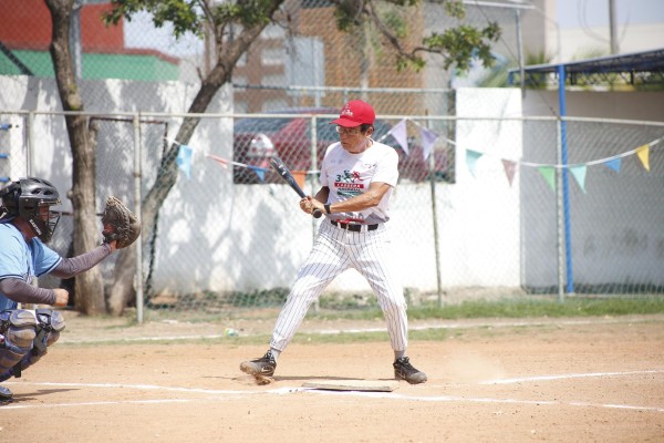 Valua-MAZ da coscorrón a Chespirito en la Liga de Beisbol Interclubes