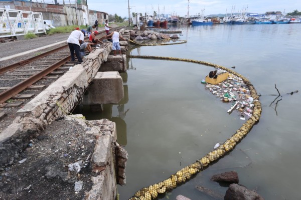 Biobarda detiene mucha basura que arrastra el agua de las lluvias que han caído en Mazatlán