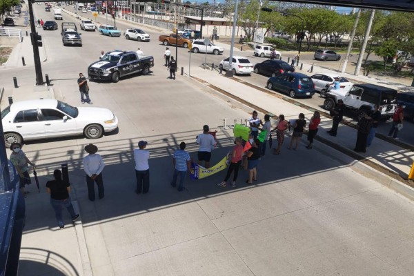 Vecinos del Infonavit Playas bloquean la Avenida Rafael Buelna, en Mazatlán