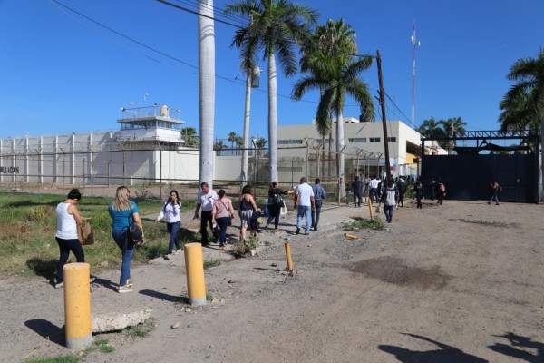 Acusan cobro por ingresar despensas al penal de Culiacán