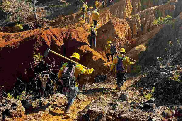 $!Incendio forestal en Oaxaca, lleva seis días; helicóptero de la Semar se suma al combate