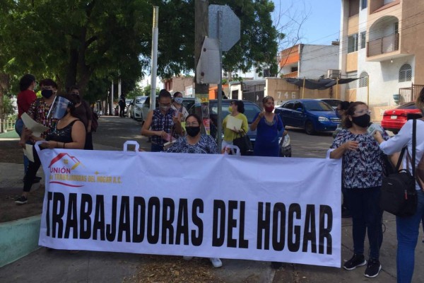 Se manifiestan en el SAT trabajadoras del hogar en Culiacán; piden que se les dé de alta para poder laborar