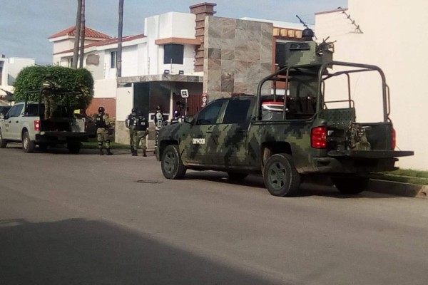 #VIDEO Persecución resulta en cateo y detienen a 11 en sector Tres Ríos de Culiacán