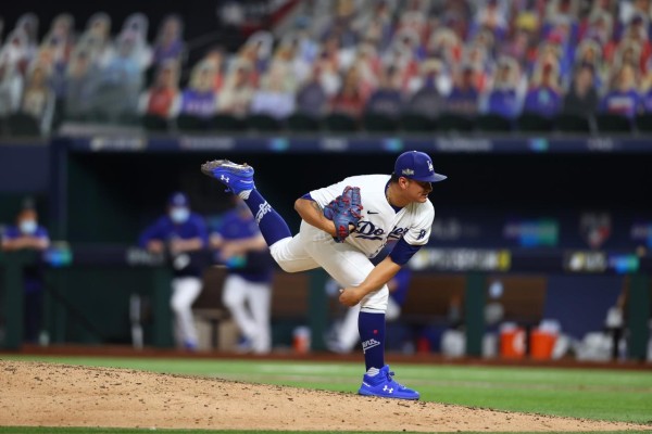El mexicano Víctor González debutó con los Dodgers en la postemporada. (Twitter @MLB_Mexico)