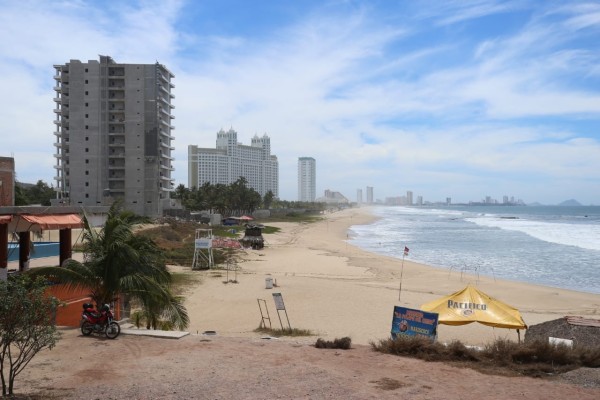 En Mazatlán, inician días santos con playas desoladas y hoteles cerrados