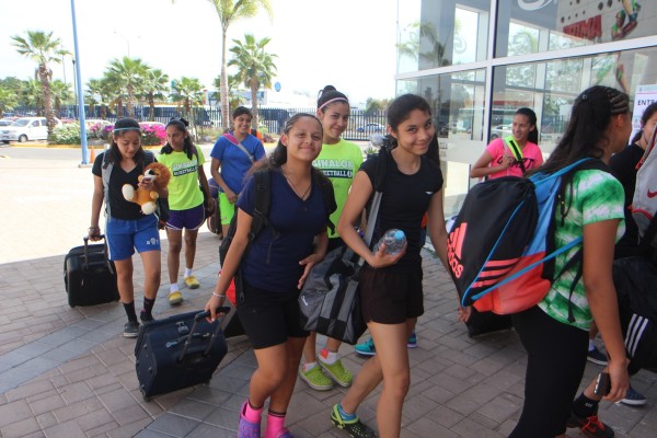 La delegación sinaloense de baloncesto femenil fue la primera en visitar el comedor.
