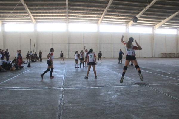 El voleibol femenil es uno de los deportes que se jugaron.
