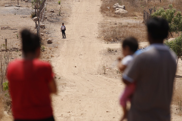 Naydelin y Juan viven una odisea para llegar a la escuela en Culiacán