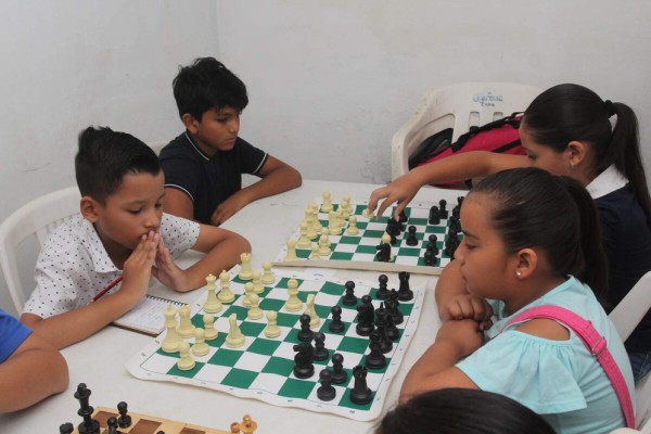 Unos 30 ajedrecistas participaron en el torneo.