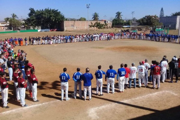 Conectan triple play al inaugurarse las ligas de beisbol del Club Deportivo Sarabia