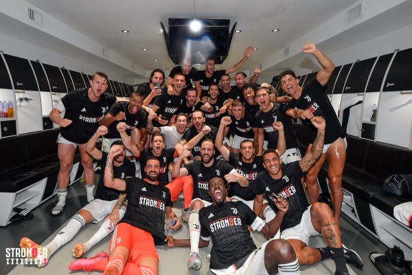 Los jugadores de la Juventus celebran su noveno campeonato en fila en la Serie A italiana. (Twitter @juventusfc)