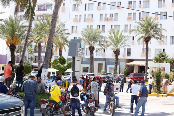 Pescadores protestan ahora a las afueras de los hoteles del Gobernador en Mazatlán