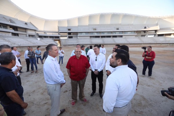 El Gobernador Quirino Ordaz Coppel supervisa construcción de estadio de futbol en Mazatlán