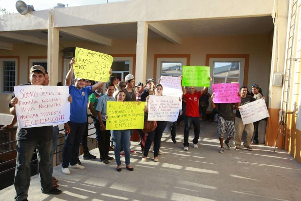 Le protestan trabajadores despedidos a Felton