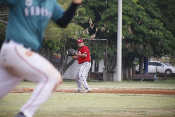 Derrota con entrega inmediata en la Liga de Beisbol Magisterial