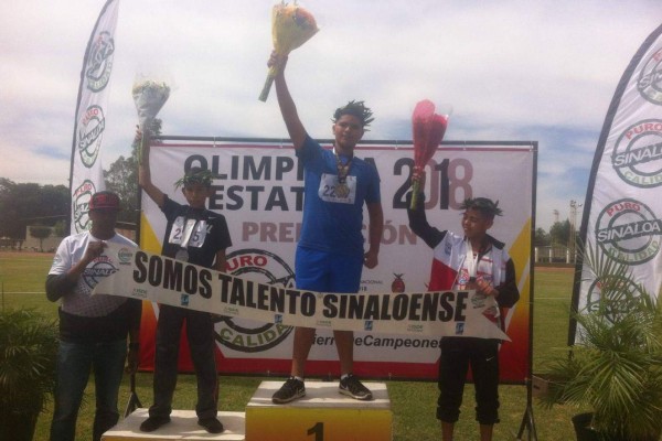 Andrés Raúl Navarro Cristerna en lo más alto del podio en lanzamiento de pelota.