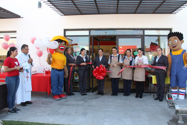 Personal de pastelería Panamá Plaza Paseo Bicentenario corta el listón de la nueva sucursal.