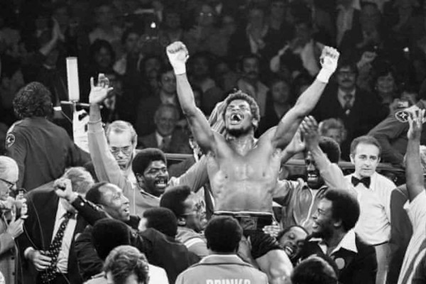 Leon Spinks celebras tras vencer a Muhammad Ali por el cetro de los pesos pesados en Las Vegas.