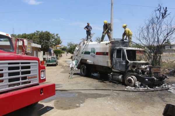 Se quema camión recolector de basura en Mazatlán