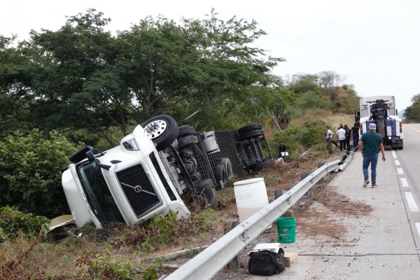 Tráiler cargado de cocos y limones vuelca en la Autopista Mazatlán- Tepic