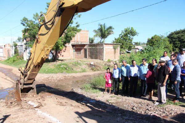 Dan banderazo de inicio del alcantarillado sanitario de la colonia Las Coloradas en Culiacán