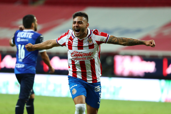 Chivas amarra localía en repechaje con polémico triunfo sobre Rayados