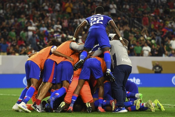 Los haitianos celebran su triunfo. (Foto: @GoldCup)