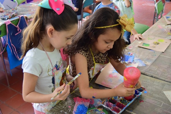 Durante los talleres, los niños aprenden diversas técnicas de la pintura.
