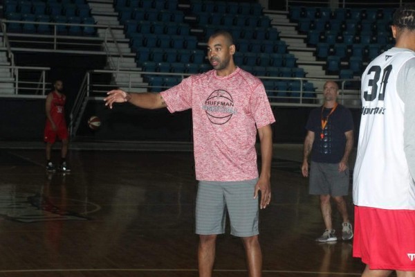 James Penny, coach de Venados de Mazatlán Basketball, mantiene comunicación con su equipo