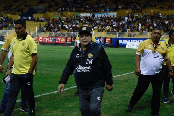 Hoy lamentablemente tengo que dar un paso al costado y dejar el club: Maradona