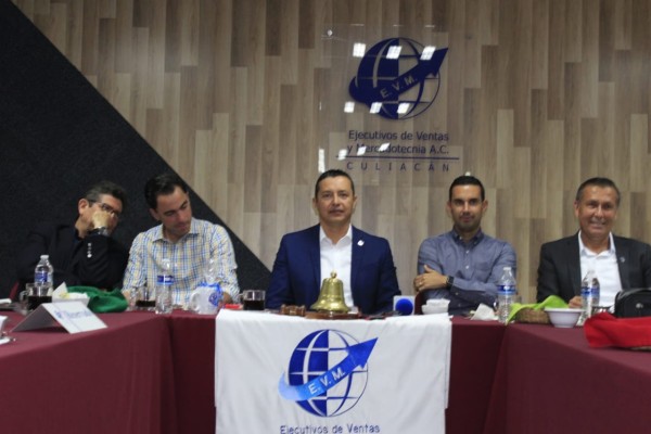 Reconocen Ejecutivos de Ventas y Mercadotecnia AC al árbitro César Ramos