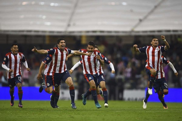 Jair Pereira, Miguel Ponce, Isaac Brizuela y Orbelín Pineda celebran el pase.