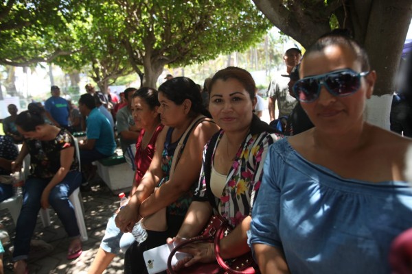 Se unen mujeres empacadoras a plantón de pescadores en la Conapesca