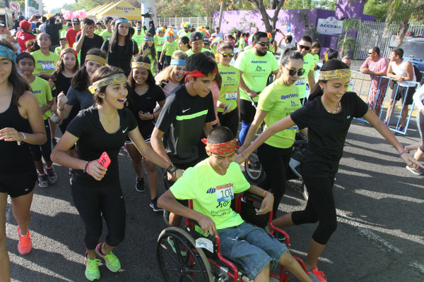 En familia, “capitanes” y “ángeles” recorren 5 kilómetros de carrera.