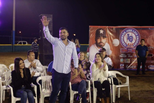 José Luis Urquidy recibe el homenaje en la liga que lo vio crecer deportivamente hablando.