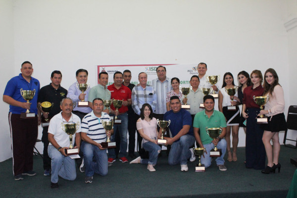 Reciben instituciones más destacadas galardón