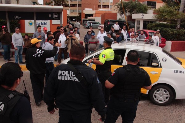 Taxistas y policías casi llegan a los golpes por bloqueo en Mazatlán