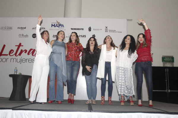 Las escritoras Adriana Esteva, Ana Goffin, Martha Carrillo, Eliza Puente, Rayo Guzmán y Denise Ramos con Karen Jonnson, para agradecer a la audiencia su asistencia.