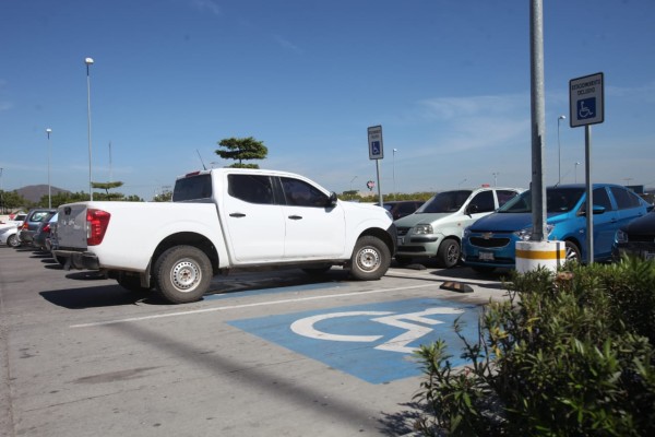 En Mazatlán, ciudadanos acaparan estacionamientos destinados para personas con discapacidad