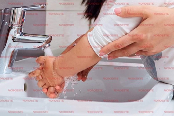 El lavado de manos le gana al antibacterial