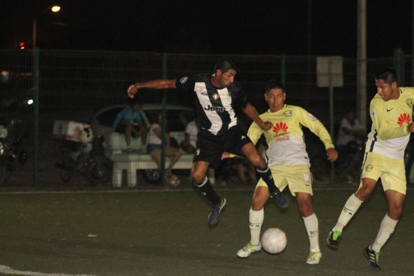R y C Fianzas da la sorpresa en la Liga de Futbol 7 Fire Máster de Segunda Fuerza